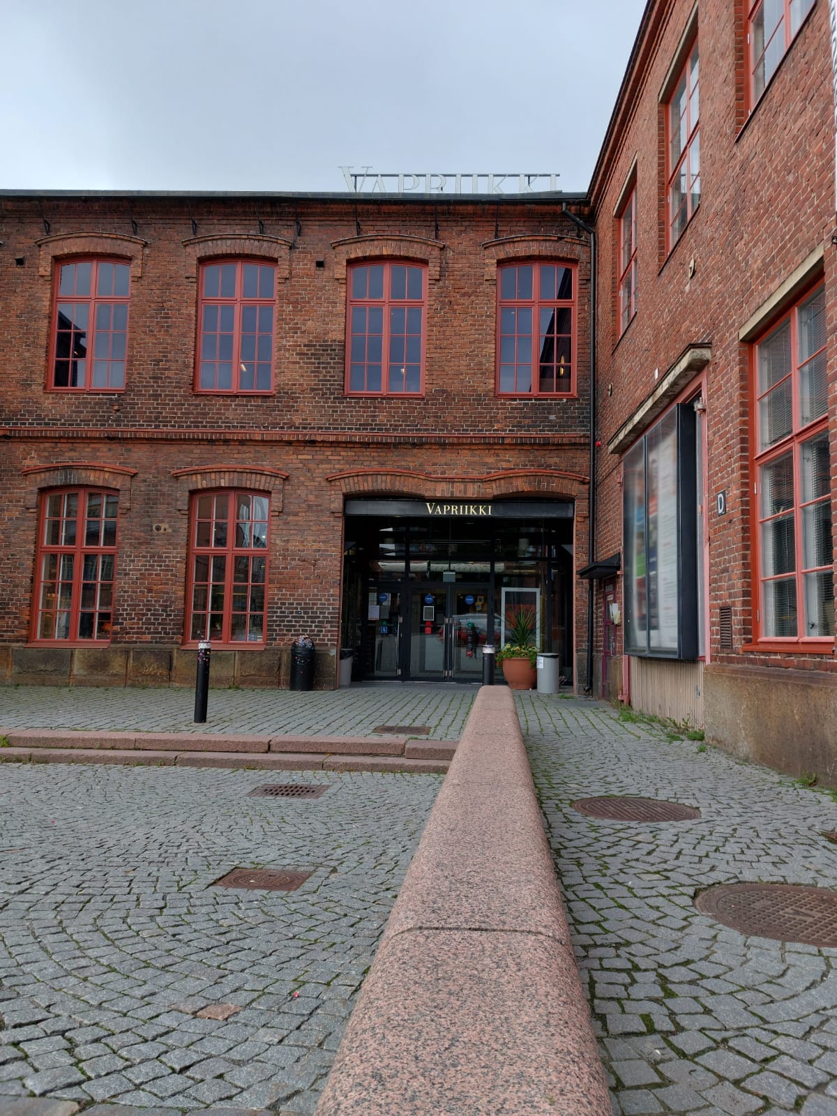 Entrada do Museu Vapriiki em Tampere (Finlândia). Construção antiga com tijolos a vista.